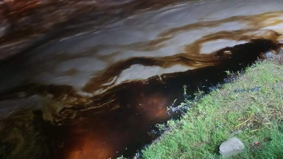 Una fuga de hidrocarburo en un ducto de Pemex en Xicotepec desembocó en la corriente del río San Marcos